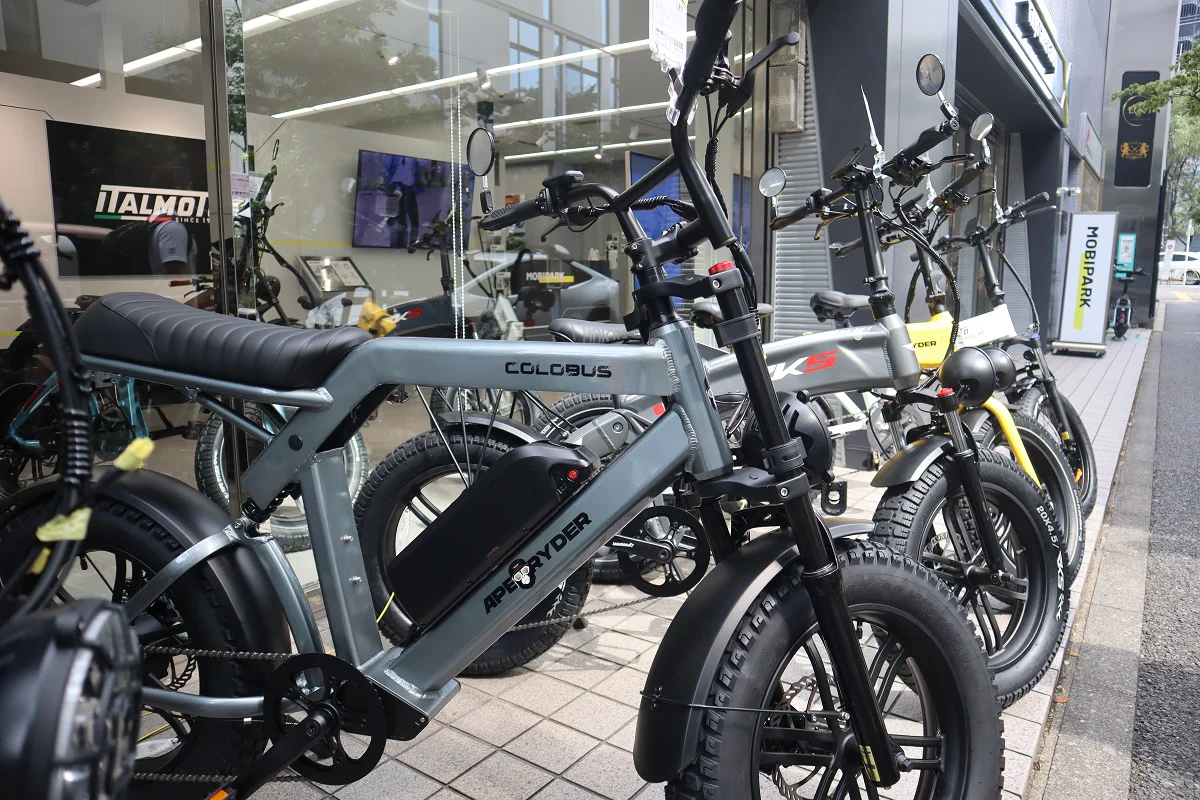 店頭に並ぶE-BIKE